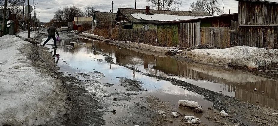 Жители северной части Карпинска просят заасфальтировать дорогу по улице Горняков