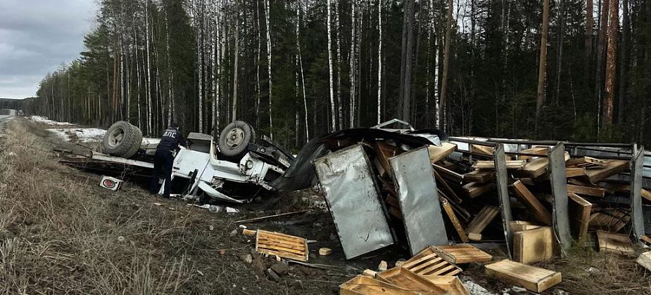 Между Карпинском и Кытлымом перевернулся грузовик с хлебом