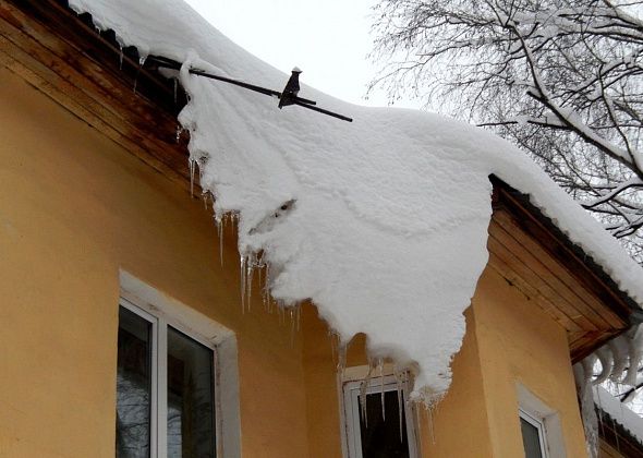 «Нужно как можно быстрее прижаться к стене». Спасатели предупреждают о сходе снега с крыш домов