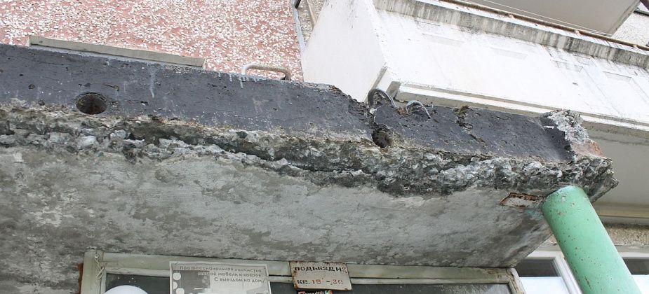 ЧП в Североуральске: на 15-летнего парня упал кусок бетонного козырька