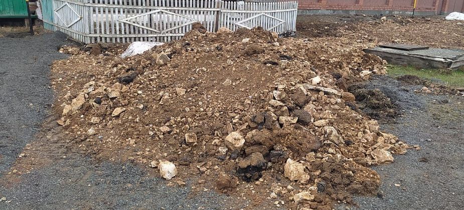 Жители переулка Ленина недовольны кучами грунта после укладки газопровода. Но они там не просто так