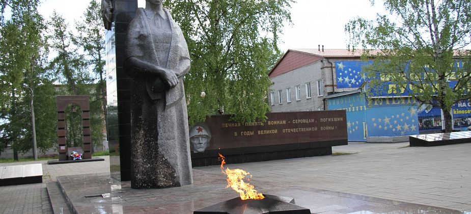 Дети сожгли поминальные венки на Вечном огне в Серове