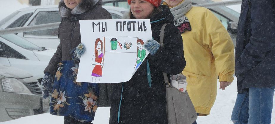 19 человек вышли на улицы города с плакатами против “мусорной реформы”