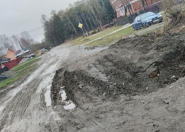 Жители улицы Белинского больше года ждут, когда коммунальщики засыпят большую яму на их дороге
