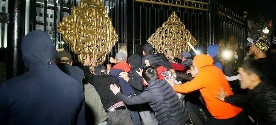 Митингующие в Бишкеке захватили здание парламента и администрации президента