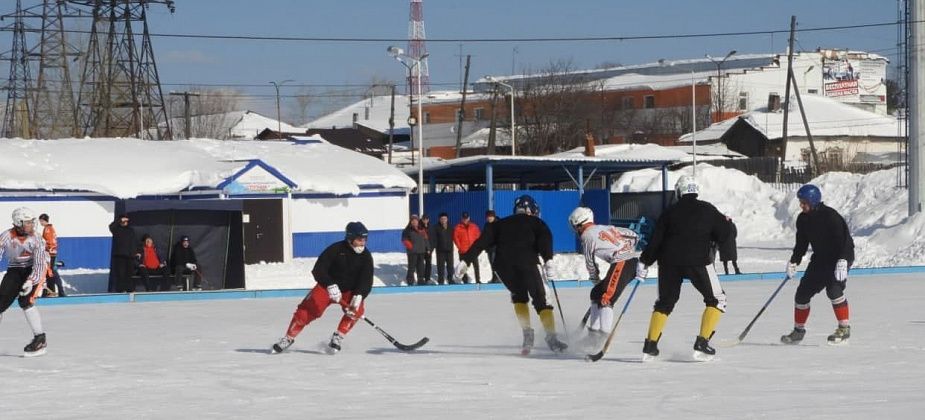 На стадионе “Труд” прошел ежегодный турнир по мини-хоккею с мячом в память об Александре Титове