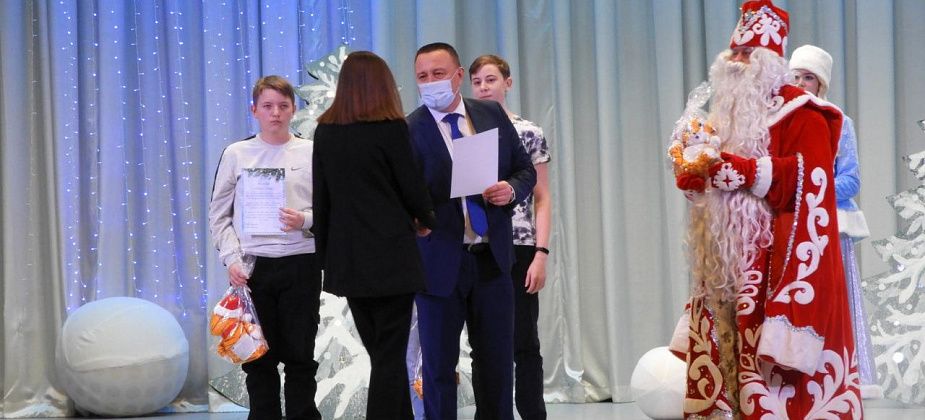 Мэр Карпинска Андрей Клопов лично поздравил отличившихся в 2021 году детей и педагогов