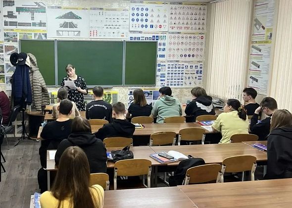 Сотрудники городского суда провели лекцию для будущих водителей