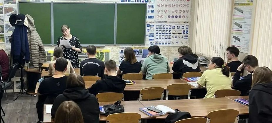 Сотрудники городского суда провели лекцию для будущих водителей