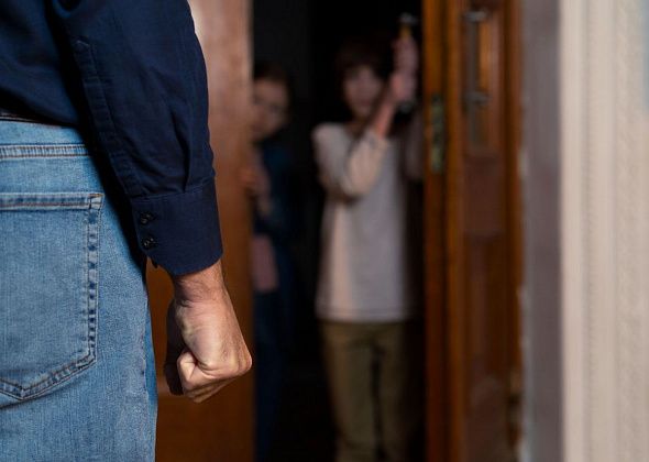 «Если выпустят, он нас просто прибьет»: семья в страхе ждет решения по заявлению о сексуальном насилии