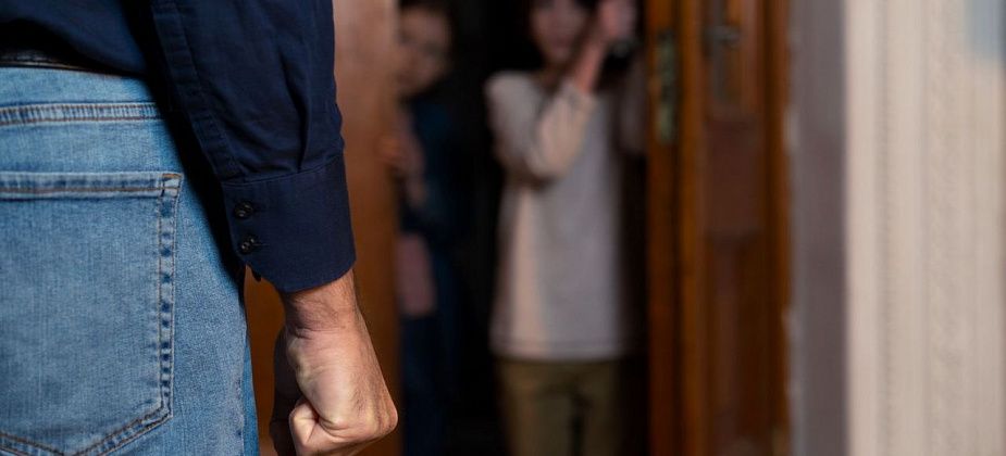 «Если выпустят, он нас просто прибьет»: семья в страхе ждет решения по заявлению о сексуальном насилии