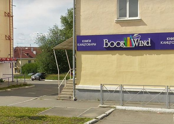 В Карпинске предприниматели уже начали переименовывать свои магазины на русский лад