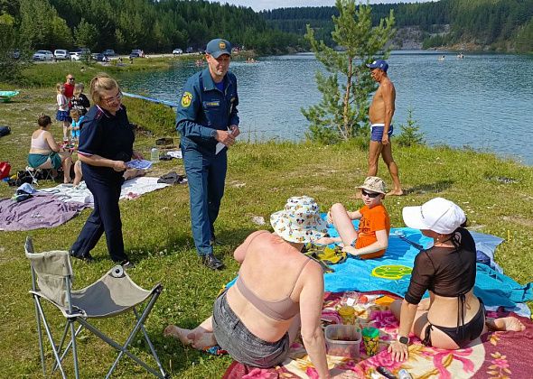 Отдыхающим на карпинском карьере напомнили о безопасности на водоемах