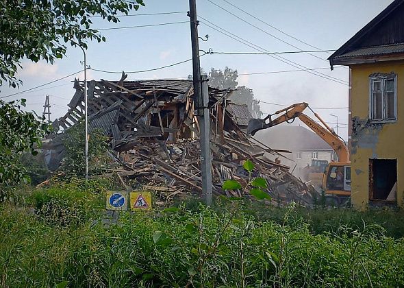 В Карпинске снесли аварийный дом по Нахимова