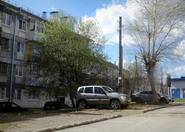 Жители дома №36 по Куйбышева просят убрать в их дворе деревья, которые ветвями задевают провода