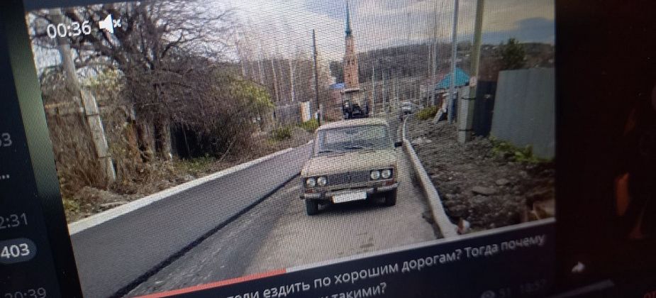 Мэр Карпинска пожаловался на водителей, которые мешают укладке асфальта на улице Луначарского