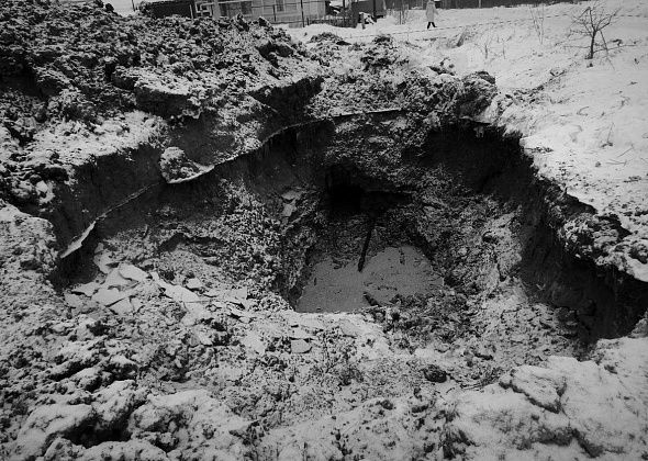 В Волчанске обнаружен труп женщины. Тело лежало в яме, которую вырыли строители