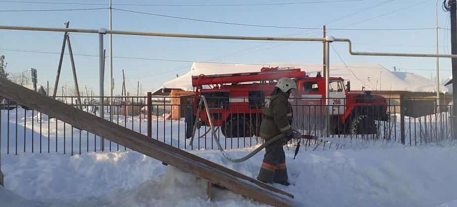 Карпинские пожарные залили зимнюю горку для детей из социально-реабилитационного центра 