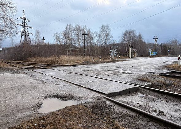 Горожане просят отремонтировать железнодорожный переезд у поворота к Кытлымской трассе