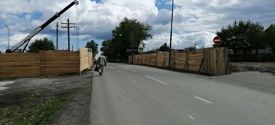 Пешеходы жалуются на отсутствие тротуаров у автовокзала