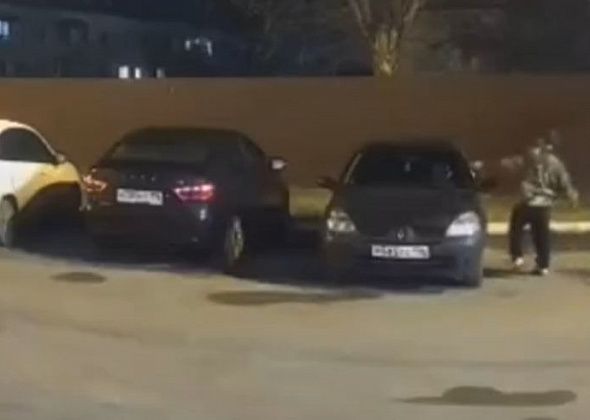 Неизвестный мужчина «избил» припаркованные машины во дворе по Мира. Его ищут, чтобы сдать в полицию