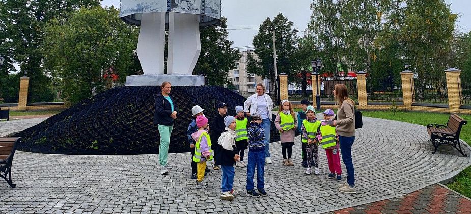 Сотрудники карпинского музея провели для дошкольников экскурсию по парку ДКУ