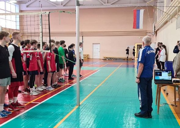 В Карпинске прошло первенство по волейболу среди старшеклассников и студентов