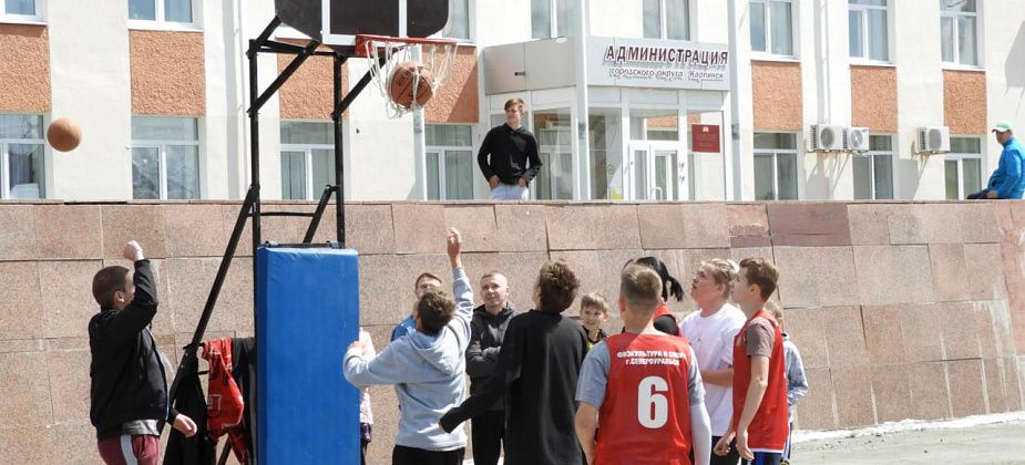 В Карпинске прошли соревнования по уличному баскетболу. Наши девушки стали лучшими