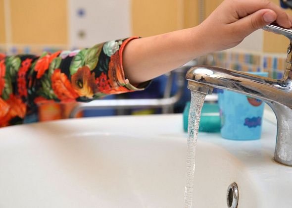 Сегодня детские учреждения в северной части Карпинска сидят без воды. Коммунальщики устраняют утечку