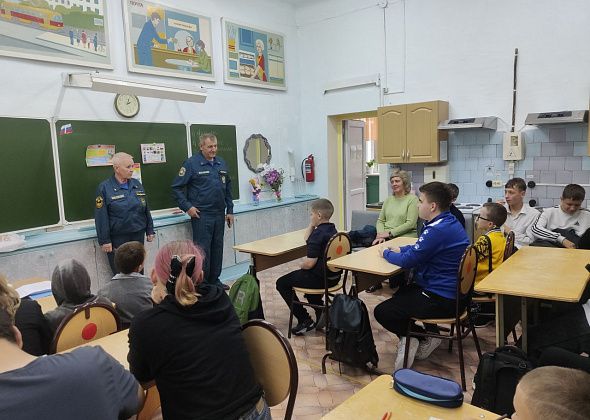 Пожарные провели урок безопасности для воспитанников карпинской школы-интерната