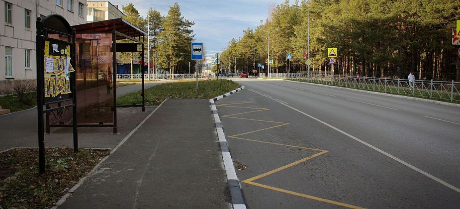 Замглавы по ЖКХ Олег Бурков о разбитой остановке и последних работах на «Гостевом маршруте»