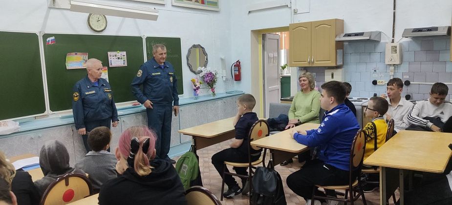 Пожарные провели урок безопасности для воспитанников карпинской школы-интерната