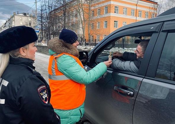 В Карпинске сотрудницы ГИБДД дарили водителям обереги и желали счастливого пути
