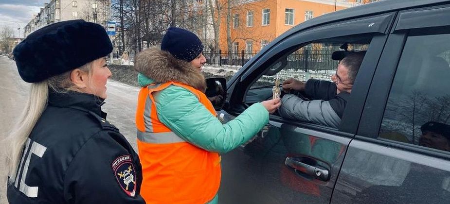 В Карпинске сотрудницы ГИБДД дарили водителям обереги и желали счастливого пути