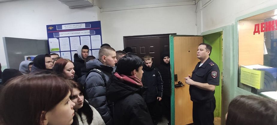 Студентам карпинского техникума показали, как работает наша полиция