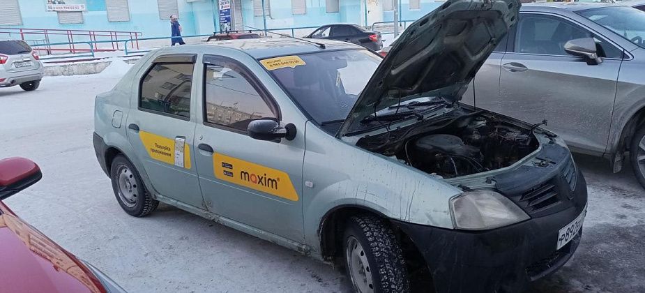 В центре Карпинска загорелся автомобиль. Пострадавших нет