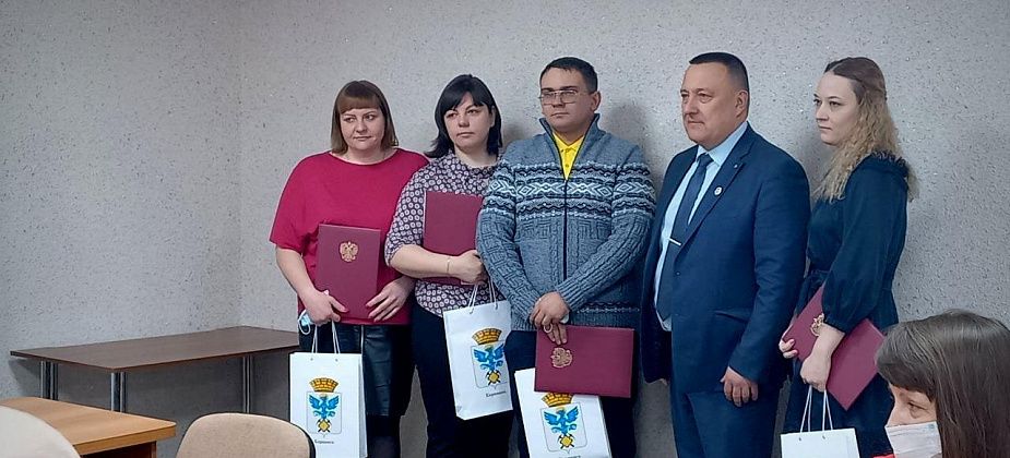 Карпинских коммунальщиков наградили грамотами и благодарственными письмами главы