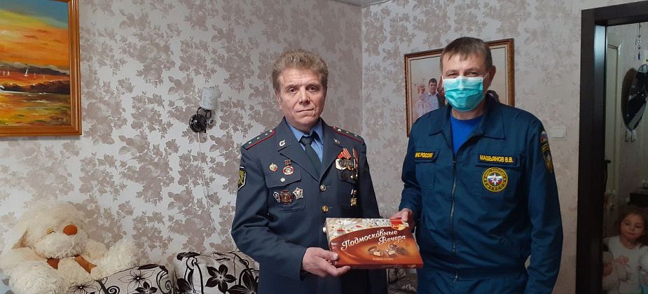 Спасатели поздравили ликвидатора Чернобыльской аварии с памятной датой