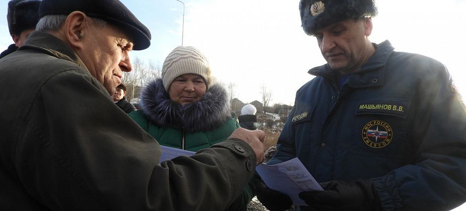 Карпинские спасатели рассказали, как не провалиться под лед