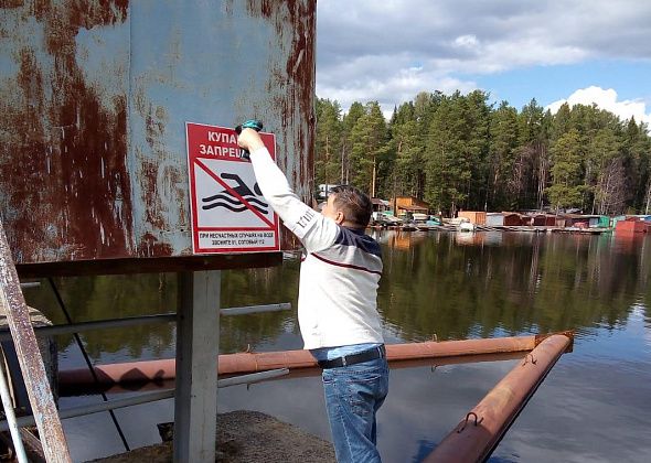 На карьере и других водоемах Карпинска установили таблички «Купание запрещено»