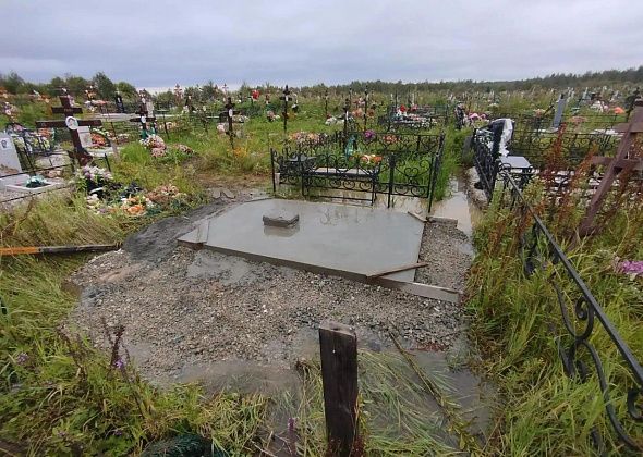 Городское кладбище в юго-восточной части Карпинска снова заливает водой
