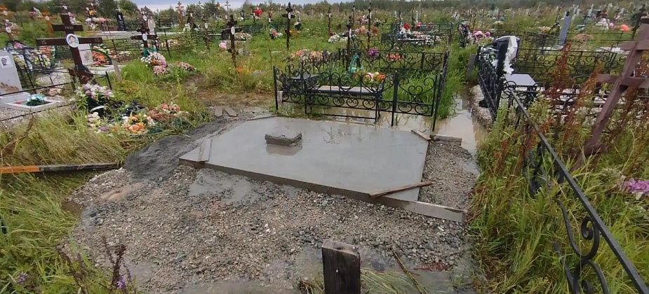Городское кладбище в юго-восточной части Карпинска снова заливает водой