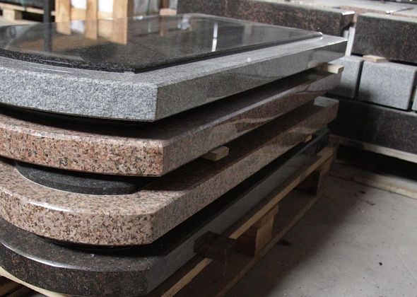 От розового до черного. Памятники из цветного гранита могут заказать клиенты “Обряда” 