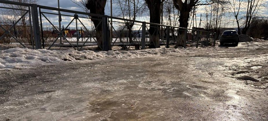 Карпинцы активно жалуются на гололед. В травмпункт пока никто не обращался