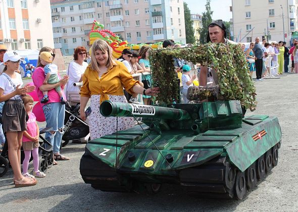 В Карпинске состоялся традиционный Парад колясок, где победил «танк»