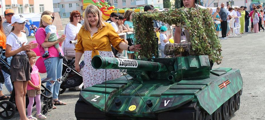 В Карпинске состоялся традиционный Парад колясок, где победил «танк»