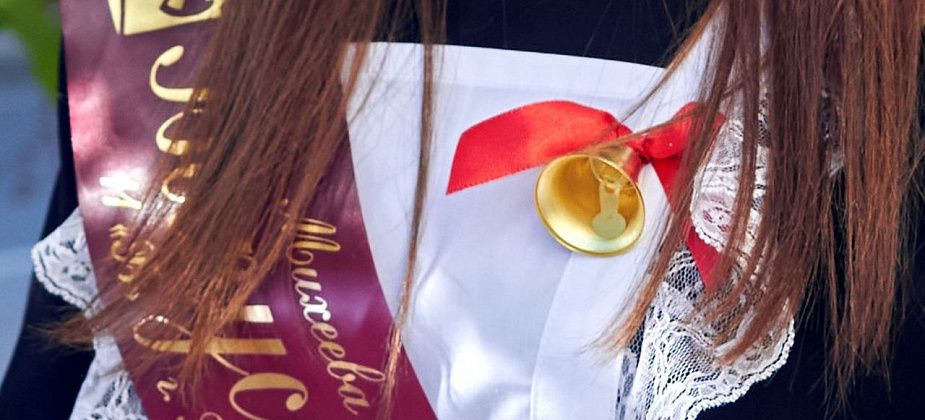  Выпускники школ Карпинска получили аттестаты
