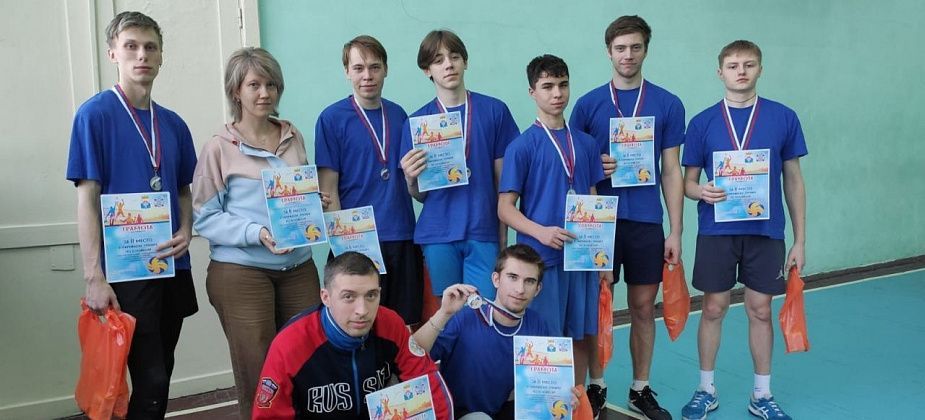 Карпинские студенты стали вторыми на окружном турнире по волейболу