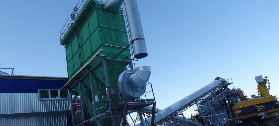 Велосипедисты жалуются на стаю собак на кытлымской дороге, которые выбегают с территории фабрики