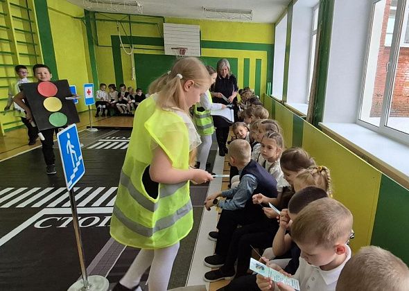 Сотрудники ГАИ посвятили в пешеходы первоклашек школы №2